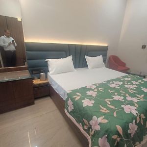Hotel Sadhana Palace